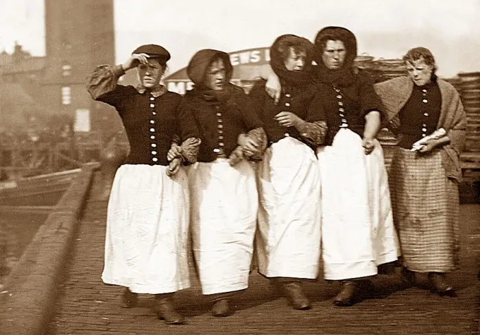 Framed Print : North Shields Fish Girls early 1900s Framed Print : North Shields Fish Girls early 1900s