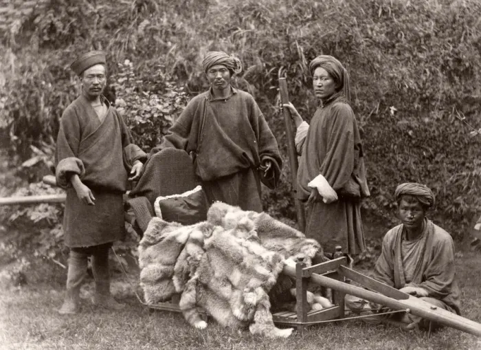 Framed Print : Northern India, porters and fur lined carrying chair, c. 1880 s Framed Print : Northern India, porters and fur lined carrying chair, c. 1880 s