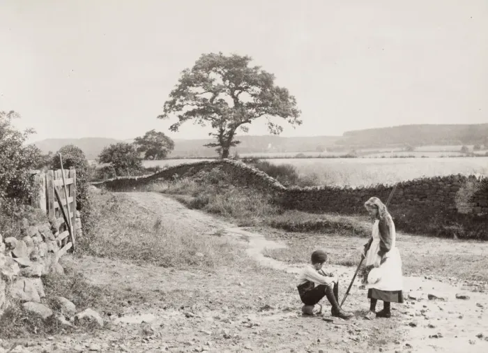 Framed Print : Northumberland - children on the road near Lamb Shield
