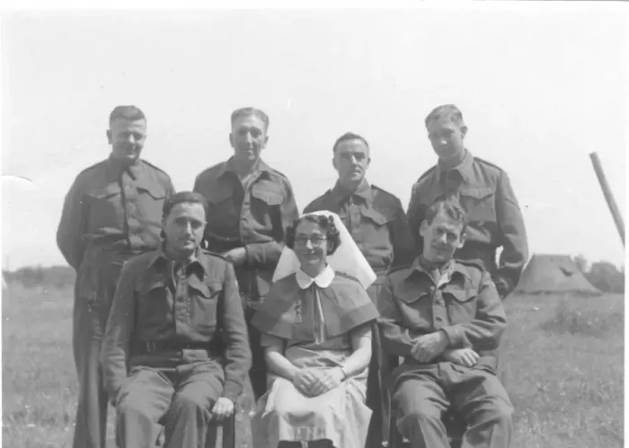 Framed Print : Nurse with group of servicemen Framed Print : Nurse with group of servicemen