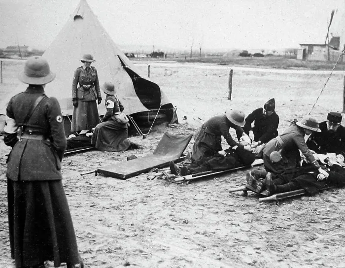 Framed Print : Nurses Yeomanry Corps apply first aid behind the front line