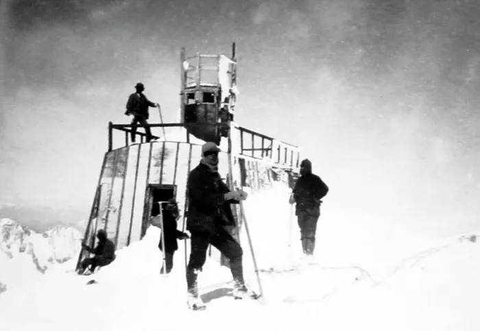 Framed Print : Observatory on the summit of Mont Blanc, Victorian period