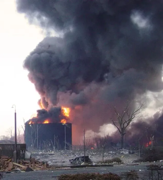 Framed Print : Oil refinery fire. Buncefield Terminal, Hertfordshire Framed Print : Oil refinery fire. Buncefield Terminal, Hertfordshire