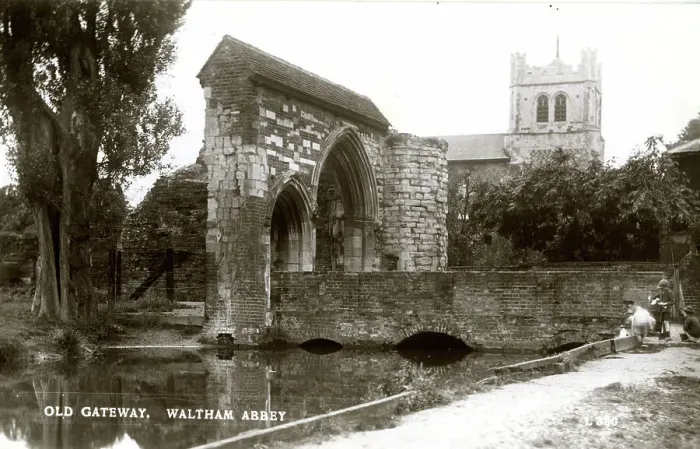 Framed Print : Old Gateway and Abbey Church, Waltham Abbey, Essex Framed Print : Old Gateway and Abbey Church, Waltham Abbey, Essex