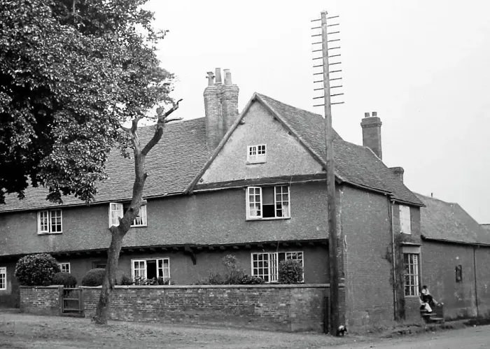 Framed Print : Former Old Lion Inn - the Gunpowder Plot House, Dunchurch Framed Print : Former Old Lion Inn - the Gunpowder Plot House, Dunchurch
