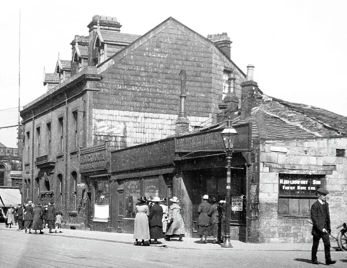 Framed Print : Old Red Lion Inn, Burnley, early 1900s Framed Print : Old Red Lion Inn, Burnley, early 1900s