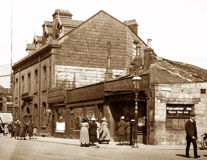 Framed Print : Old Red Lion Inn, Burnley, early 1900s Framed Print : Old Red Lion Inn, Burnley, early 1900s