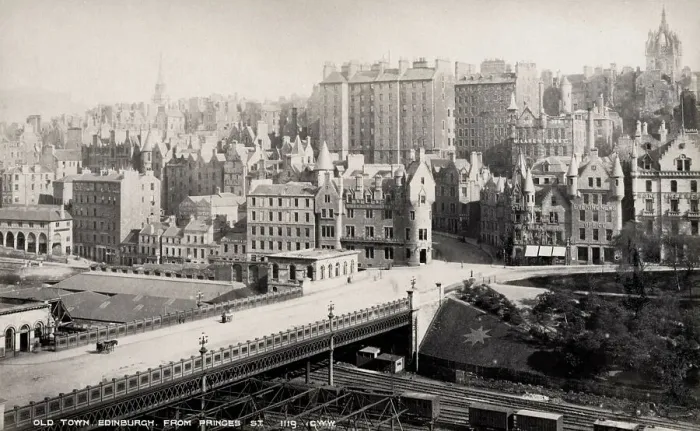 Framed Print : The Old Town in Edinburgh from Princes Street, Scotland Framed Print : The Old Town in Edinburgh from Princes Street, Scotland