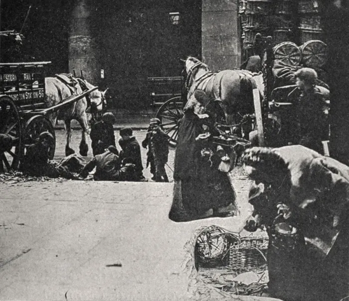 Framed Print : Old women scavenging, East End of London Framed Print : Old women scavenging, East End of London