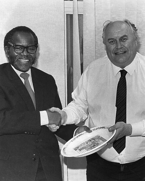 Oliver Tambo and Norman Willis shaking hands