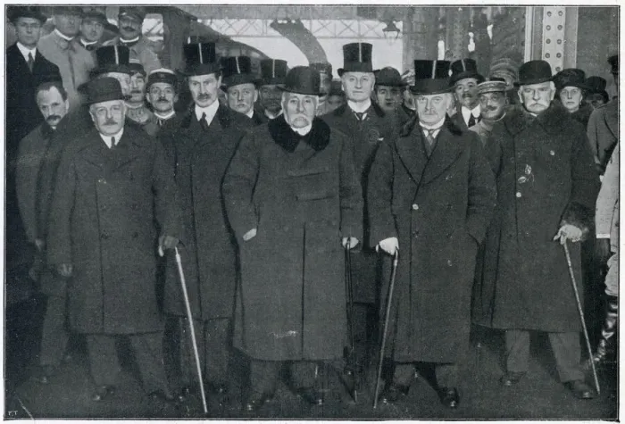 Framed Print : Orlando, Bonar Law, Clemenceau, Curzon, Lloyd George and Sonnino in London for peace Framed Print : Orlando, Bonar Law, Clemenceau, Curzon, Lloyd George and Sonnino in London for peace