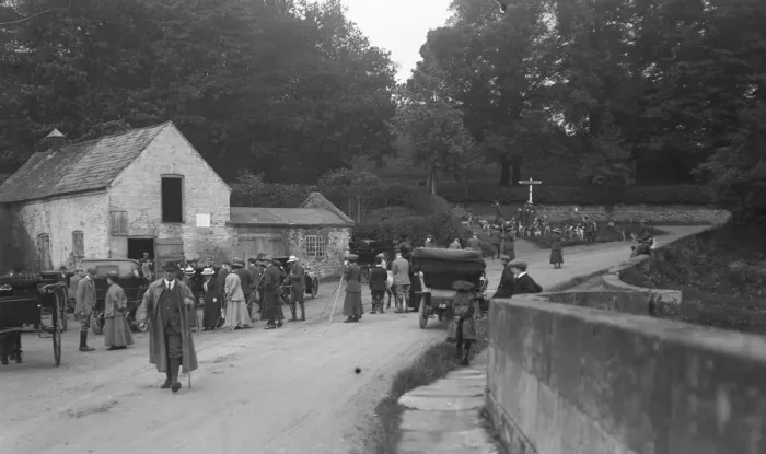 Framed Print : Otter hunt - The Meet, Overton Bridge 1907 Framed Print : Otter hunt - The Meet, Overton Bridge 1907