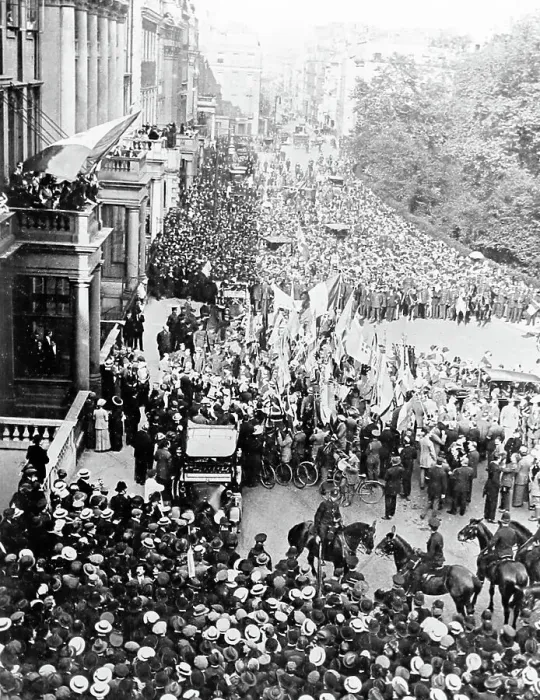Framed Print : Outside the Italian Embassy, London during WW1 Framed Print : Outside the Italian Embassy, London during WW1