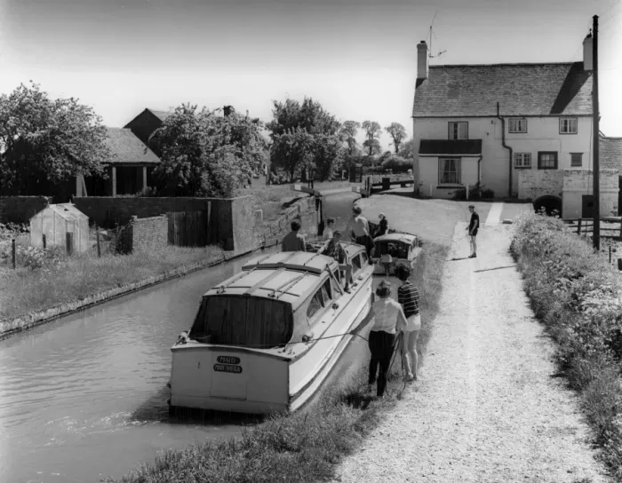 Framed Print : Oxford Canal Motor Boat Framed Print : Oxford Canal Motor Boat