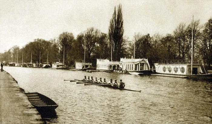 Framed Print : Oxford Eight practising on the River Thames with Houseboats Framed Print : Oxford Eight practising on the River Thames with Houseboats
