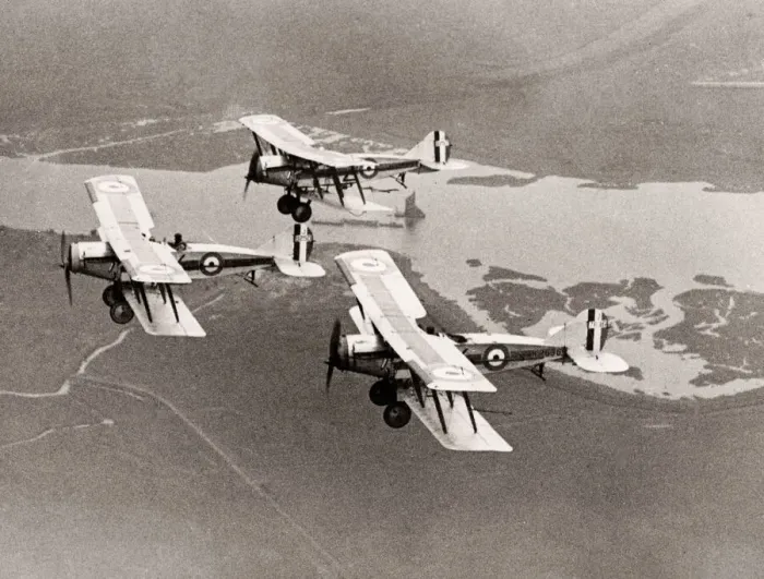 Framed Print : Oxford University Air Squadron, biplanes, c. 1934 Framed Print : Oxford University Air Squadron, biplanes, c. 1934