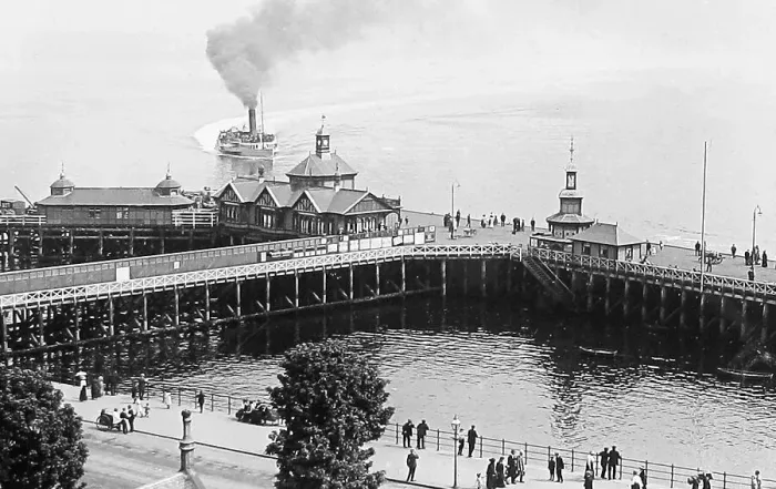 Framed Print : Paddle steamer arriving at Dunoon Pier Framed Print : Paddle steamer arriving at Dunoon Pier