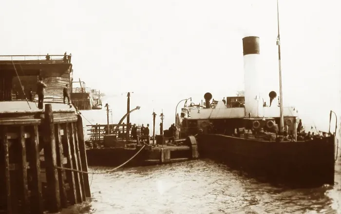 Framed Print : Paddle steamer at Victoria Pier, Hull Framed Print : Paddle steamer at Victoria Pier, Hull