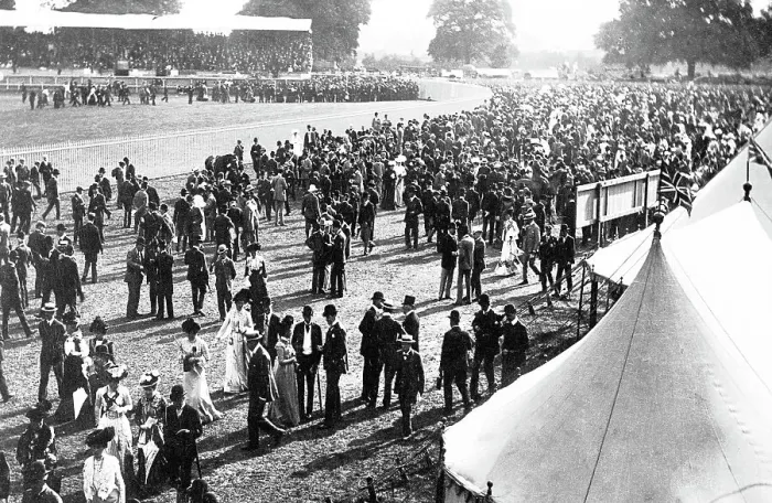 Framed Print : The Paddock, Doncaster Racecourse Framed Print : The Paddock, Doncaster Racecourse