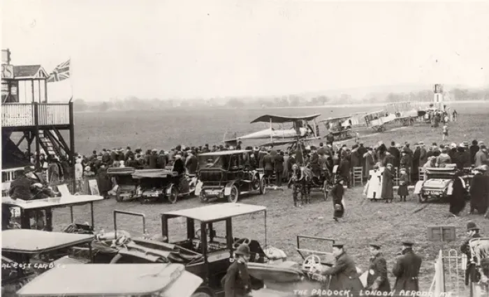 Framed Print : The Paddock at Hendon Framed Print : The Paddock at Hendon