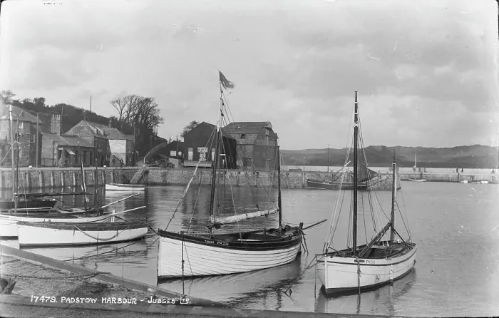Framed Print : Padstow Harbour Framed Print : Padstow Harbour