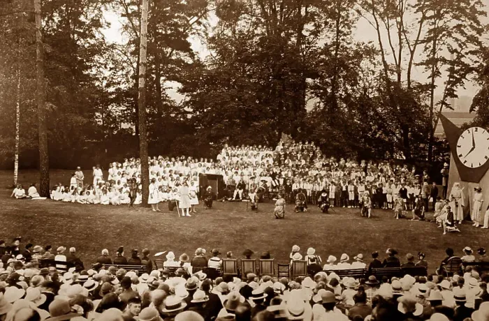 Framed Print : Pageant or play at Bournville Village in the 1920s Framed Print : Pageant or play at Bournville Village in the 1920s