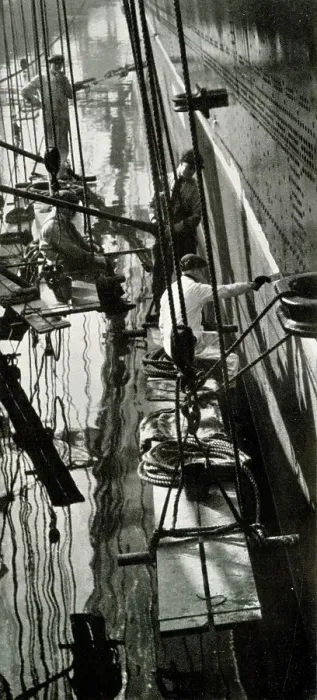 Framed Print : Painting the hull of RMS Queen Mary Framed Print : Painting the hull of RMS Queen Mary