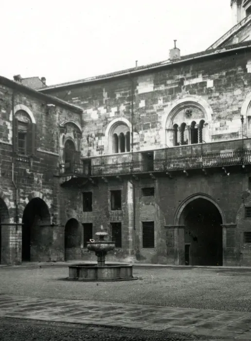 Framed Print : Palazzo del Broletto (Broletto Palace), Brescia, Italy Framed Print : Palazzo del Broletto (Broletto Palace), Brescia, Italy