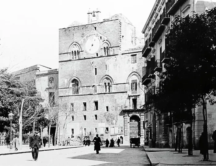 Framed Print : Palazzo del Tribunale, Palermo, Sicily, Italy, early 1900s Framed Print : Palazzo del Tribunale, Palermo, Sicily, Italy, early 1900s