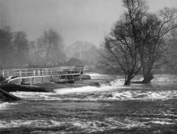 Framed Print : Pangbourne Weir Framed Print : Pangbourne Weir