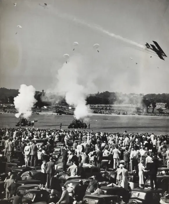 Framed Print : Parachustists Attacking the Airfield During a Hendon Fly? Framed Print : Parachustists Attacking the Airfield During a Hendon Fly?