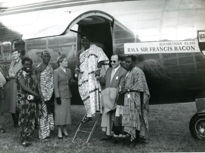 Framed Print : The Paramount Chief of the Ashanti leaves Airspeed Ambas? Framed Print : The Paramount Chief of the Ashanti leaves Airspeed Ambas?