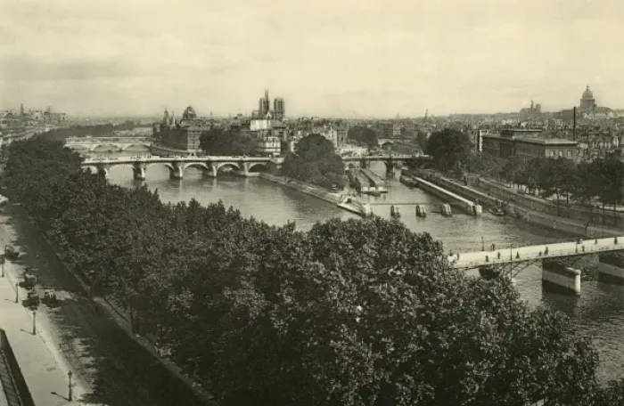 Framed Print : PARIS IN 1900 Framed Print : PARIS IN 1900
