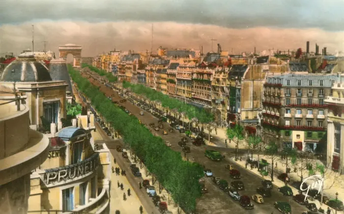Framed Print : Paris, France - Avenue des Champs-Elysees Framed Print : Paris, France - Avenue des Champs-Elysees
