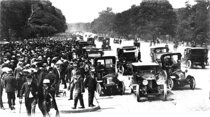 Framed Print : Paris, France - Avenue du Bois de Boulogne Framed Print : Paris, France - Avenue du Bois de Boulogne