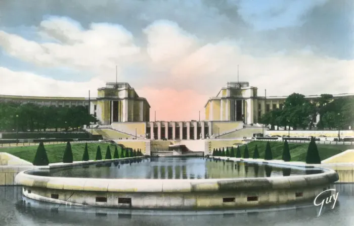 Framed Print : Paris, France - Palais de Chaillot - View of the Gardens Framed Print : Paris, France - Palais de Chaillot - View of the Gardens