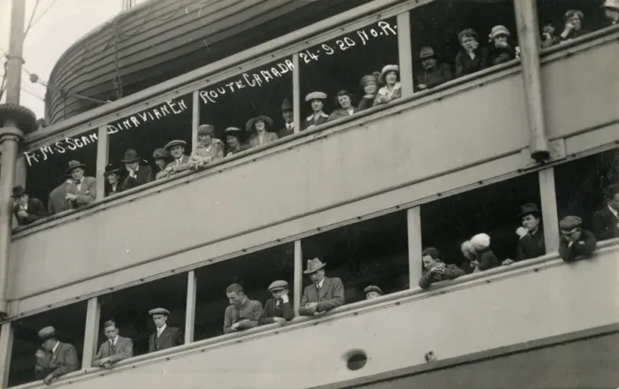 Framed Print : Passengers on the rail of the RMS Sacndinavian to Canada Framed Print : Passengers on the rail of the RMS Sacndinavian to Canada