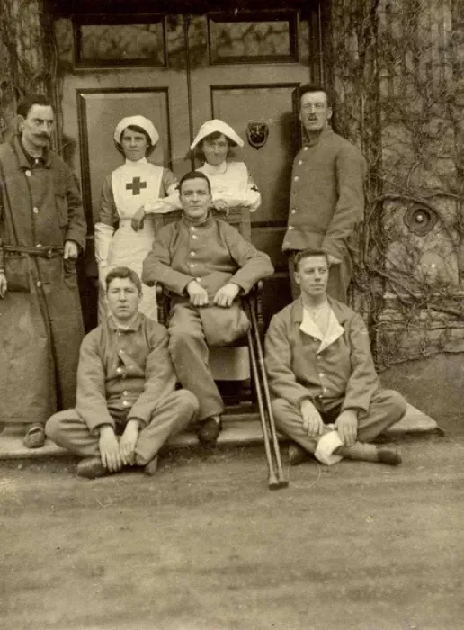Framed Print : Five patients and two nurses outside Quex House Framed Print : Five patients and two nurses outside Quex House