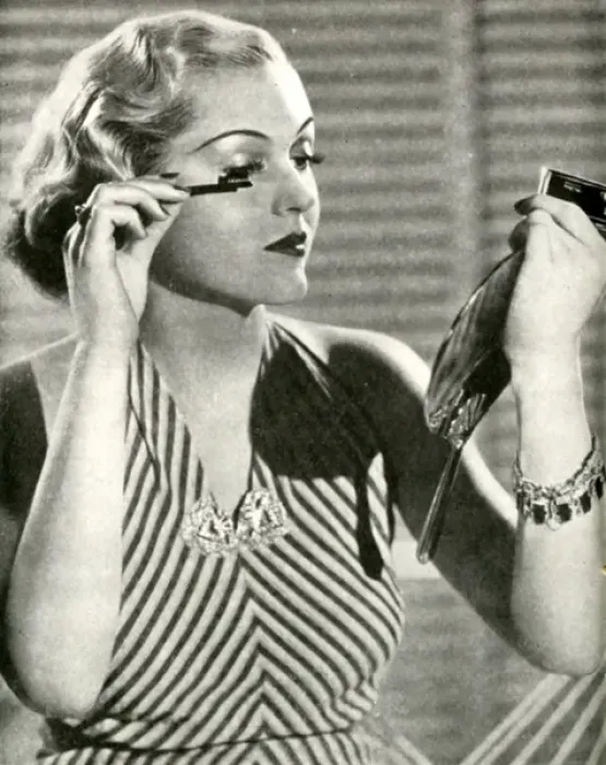 Framed Print : Patricia Ellis, Warner Bros star applying Max Factor make up Framed Print : Patricia Ellis, Warner Bros star applying Max Factor make up