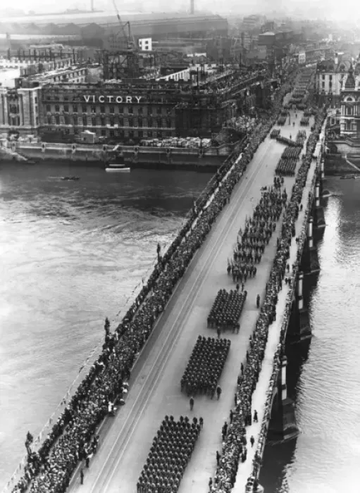 Framed Print : Peace Day Victory procession crossing Westminster Bridge Framed Print : Peace Day Victory procession crossing Westminster Bridge