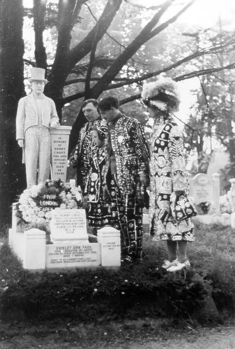 Framed Print : PEARLY KING GRAVE Framed Print : PEARLY KING GRAVE