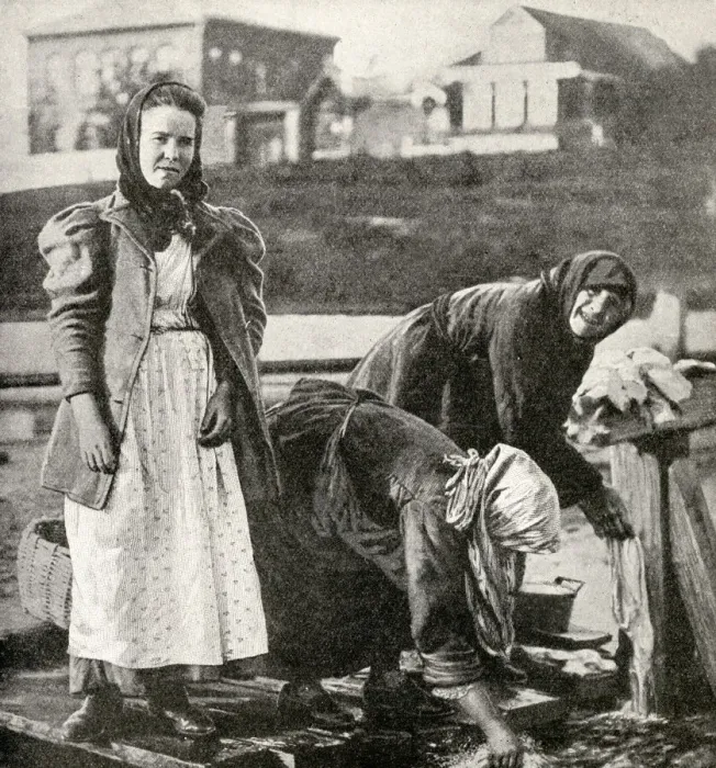 Framed Print : Peasant washerwomen at work, Republic of Estonia Framed Print : Peasant washerwomen at work, Republic of Estonia