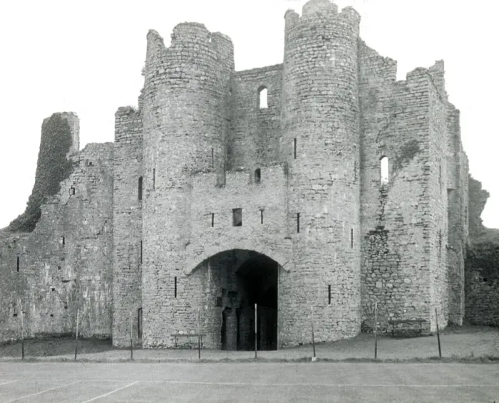 Framed Print : Pembroke Castle Gatehouse, Pembrokeshire, Wales Framed Print : Pembroke Castle Gatehouse, Pembrokeshire, Wales