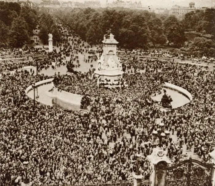 Framed Print : People celebrating VE Day congregating in front of Buckingham Palace where eventually Framed Print : People celebrating VE Day congregating in front of Buckingham Palace where eventually