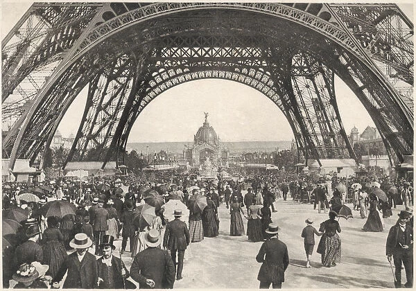 People under Tour Eiffel