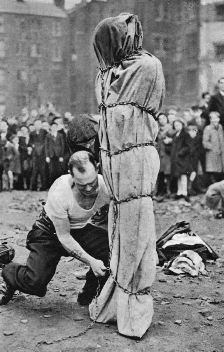 Framed Print : Petticoat Lane escapologist Framed Print : Petticoat Lane escapologist