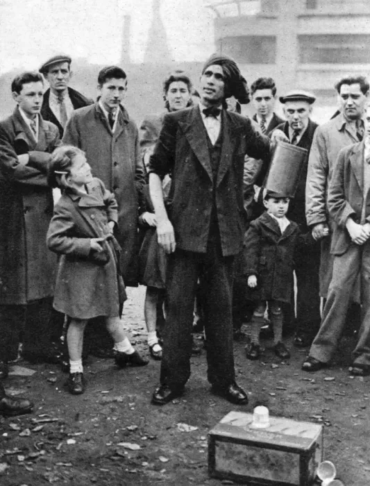 Framed Print : Petticoat Lane magician Framed Print : Petticoat Lane magician