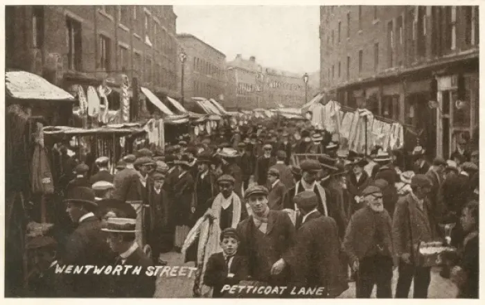 Framed Print : Petticoat Lane Market, London - Wentworth Street Framed Print : Petticoat Lane Market, London - Wentworth Street