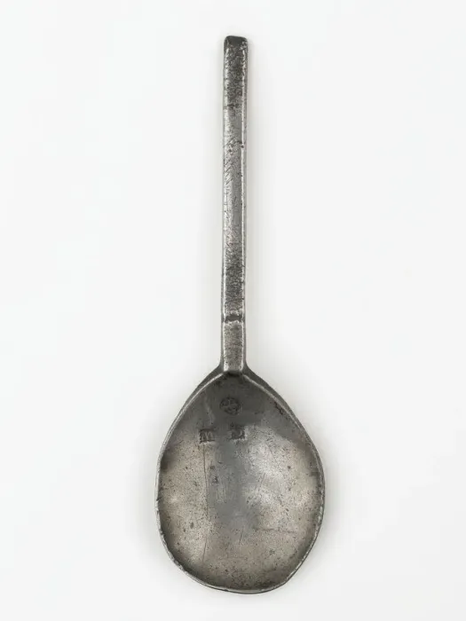 Framed Print : Spoon. Pewter spoon with a slip top, made in England in c.1600 Framed Print : Spoon. Pewter spoon with a slip top, made in England in c.1600