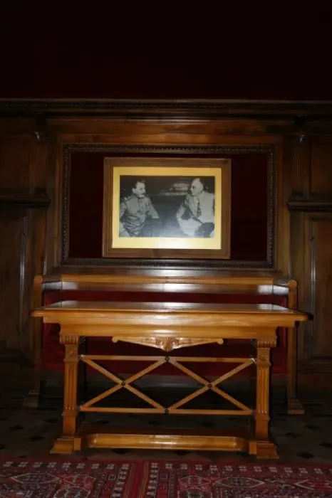 Framed Print : Photo of Stalin and Roosevelt, Livadia Palace, Yalta, Ukrain Framed Print : Photo of Stalin and Roosevelt, Livadia Palace, Yalta, Ukrain